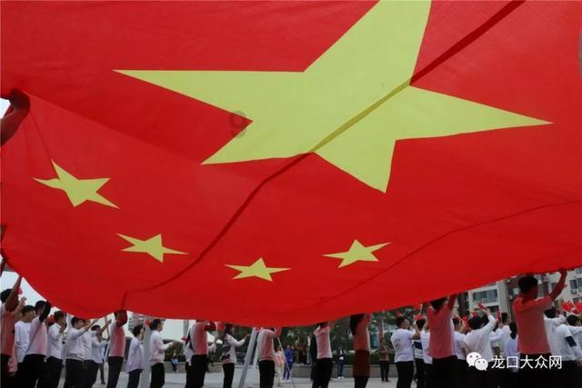 永万路与向荣路的十字路口新能源车充电时自燃
