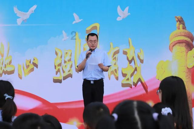 妈妈眼睛要做手机，爸爸却说一分钱都没有，自己打牌买槟榔就有钱？